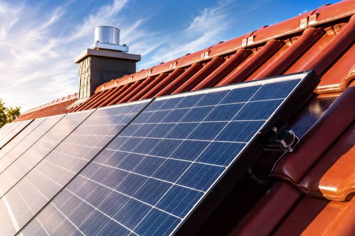Panneau photovoltaique sur toit maison Izeure