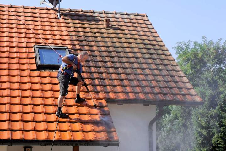 Travaux de demoussage toit Izeure